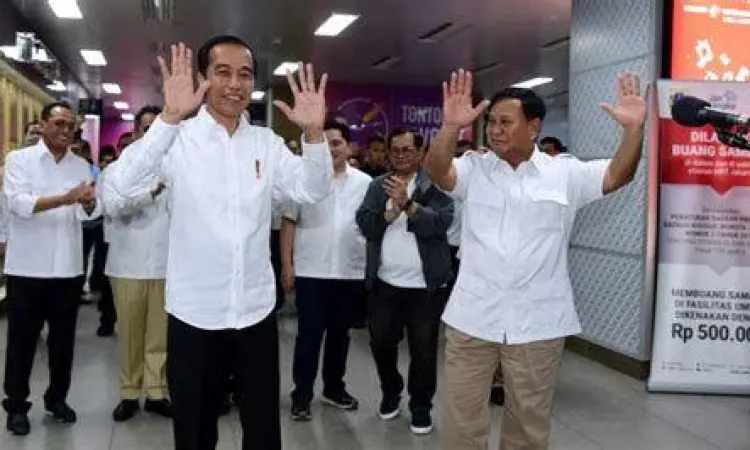Prabowo dan Jokowi berjabat tangan erat