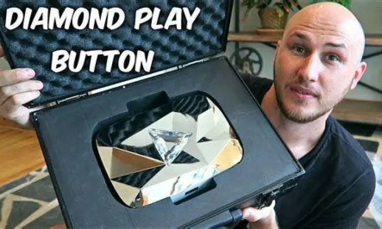 Reggie Prabowo dengan penghargaan Diamond Play Button