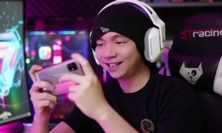 Setup ruang kerja dan studio Reggie Prabowo