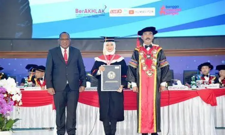Prosesi Akademik IPDN Hadi Prabowo saat prosesi wisuda praja IPDN
