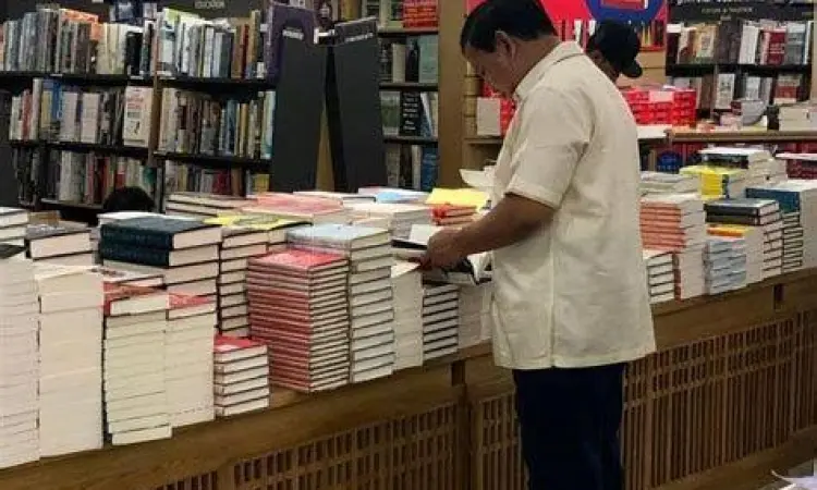 Prabowo Subianto di dalam perpustakaan pribadinya yang megah