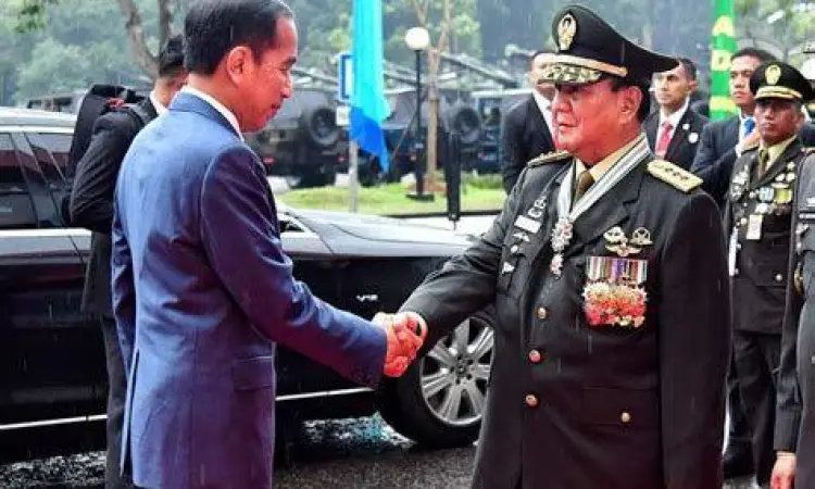 Prabowo Subianto Jenderal Bintang 4 Prabowo Subianto mengenakan seragam upacara Jenderal bintang empat