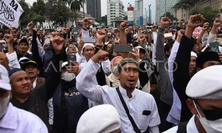 Massa demonstran membawa atribut di depan gedung pemerintahan