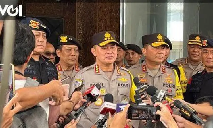 Petugas kepolisian berjaga dengan perlengkapan lengkap