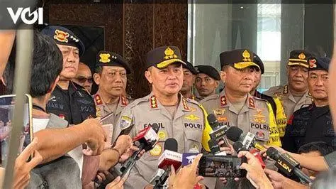 Keamanan Unjuk Rasa Petugas kepolisian berjaga dengan perlengkapan lengkap