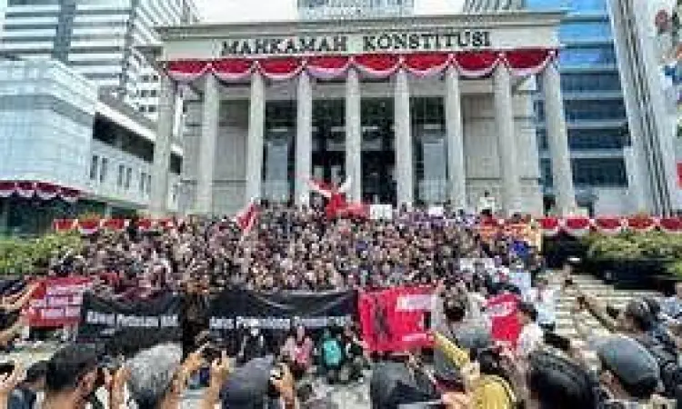 Pemandangan udara kerumunan massa di depan gedung MK