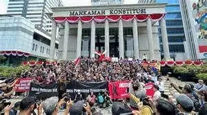 Massa di Mahkamah Konstitusi Pemandangan udara kerumunan massa di depan gedung MK