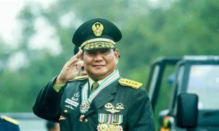 Prabowo Subianto melakukan hormat militer dengan sikap sempurna