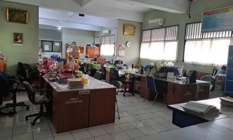 Pelatihan kompetensi guru di ruang rapat