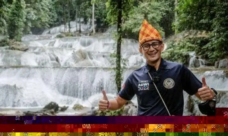 Sandiaga Uno mengunjungi desa wisata untuk mendorong ekonomi lokal