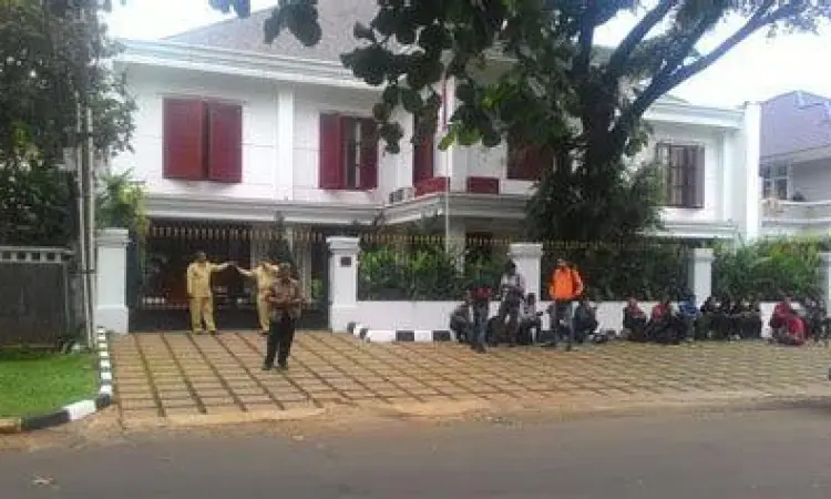 Halaman depan rumah prabowo di jakarta tempat konferensi pers