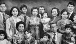 Keluarga Sumitro Djojohadikusumo Sumitro Djojohadikusumo dan keluarga besar