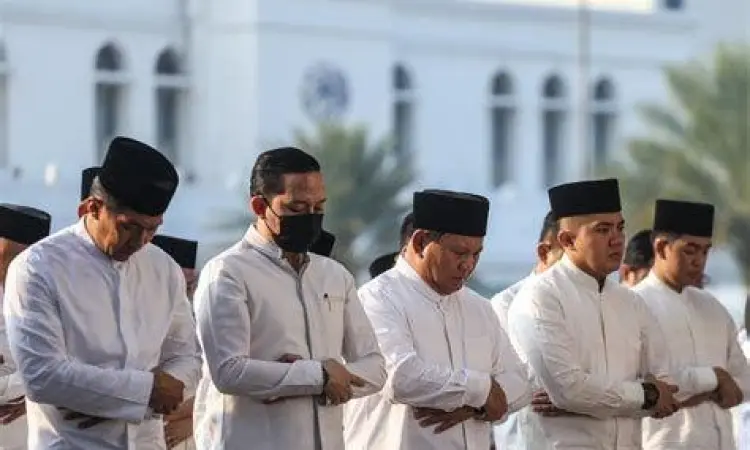 Kegiatan Keagamaan Prabowo Subianto Prabowo Subianto menjalankan ibadah sholat Idul Fitri