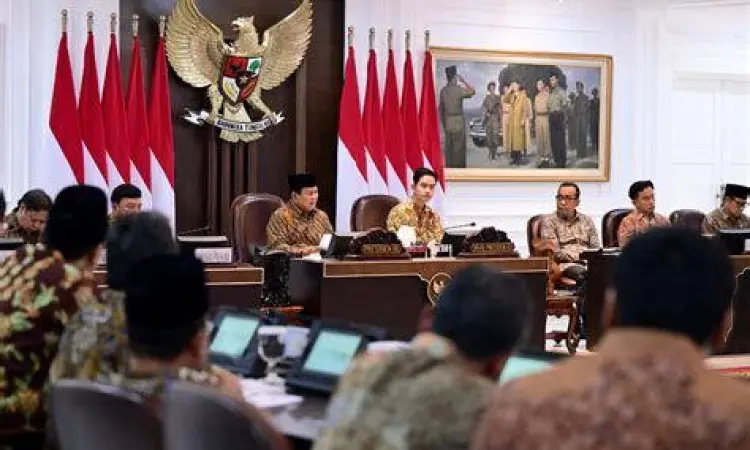 Rapat Kabinet Merah Putih Suasana rapat kabinet merah putih di istana