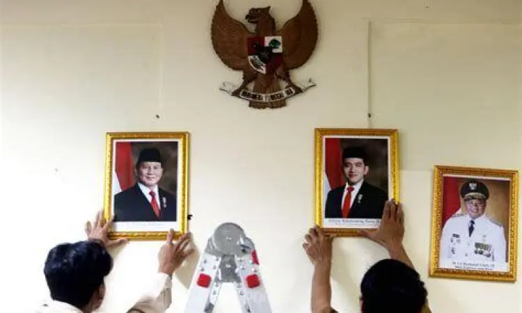 Panduan Pemasangan Foto Panduan pemasangan foto presiden yang benar di dinding
