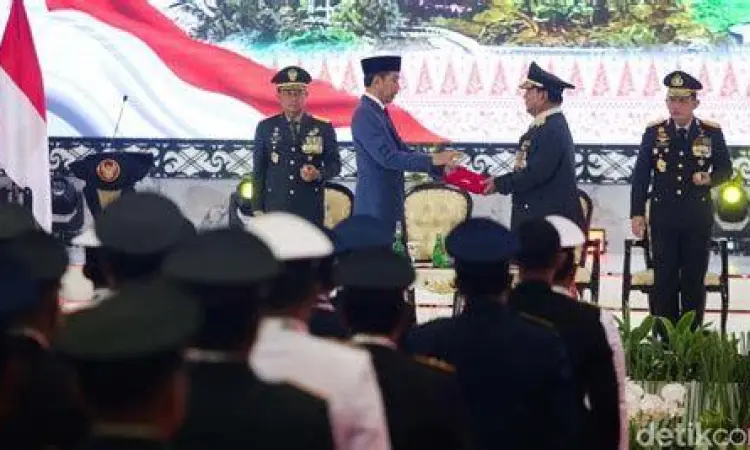 Penganugerahan Jenderal Kehormatan Presiden Jokowi menyematkan pangkat bintang empat kepada Prabowo