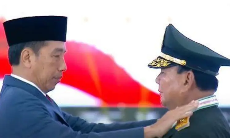 Penganugerahan Pangkat Jenderal Kehormatan Prabowo Prabowo Subianto menerima tanda pangkat bintang empat dari Presiden Jokowi