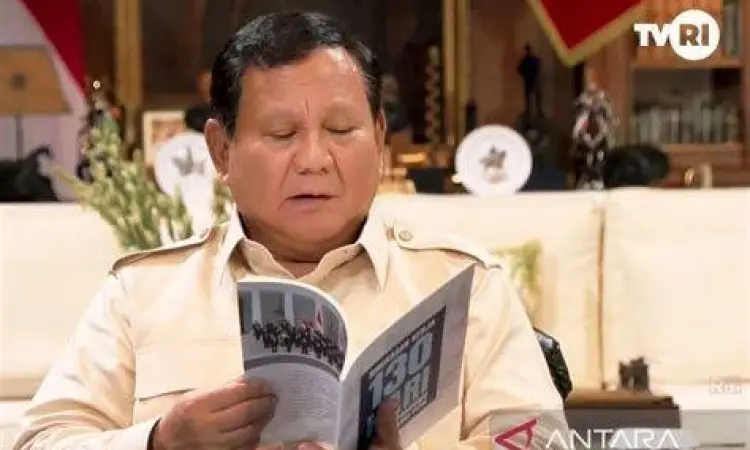 Prabowo Subianto dengan koleksi bukunya