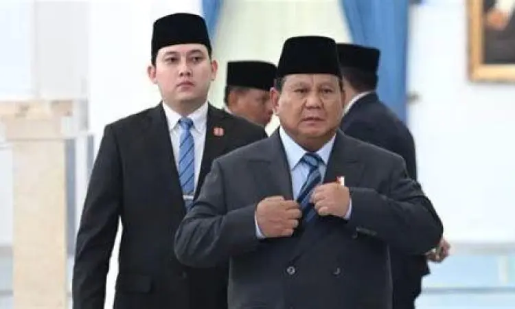 Rizky ajudan Prabowo sedang berdiskusi dengan Prabowo Subianto