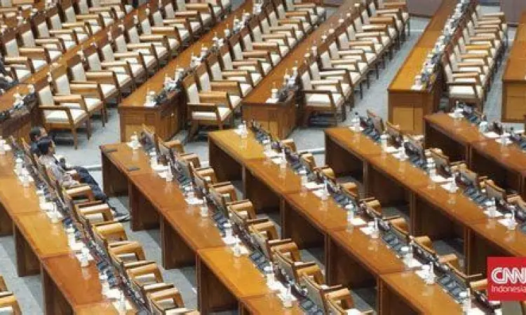 Sugiono saat mengikuti sidang di DPR RI