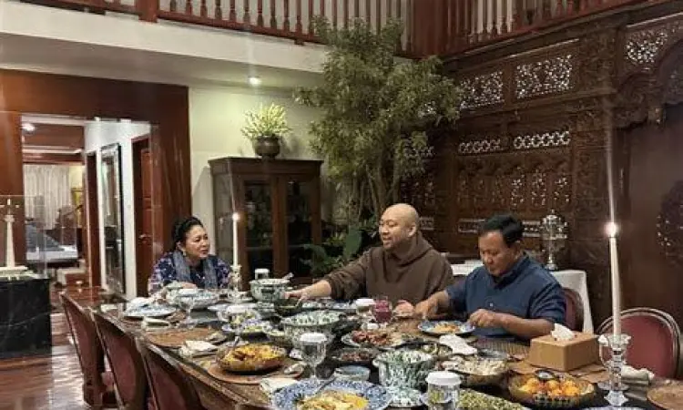 Didit Prabowo bersama kedua orang tuanya dalam momen keluarga