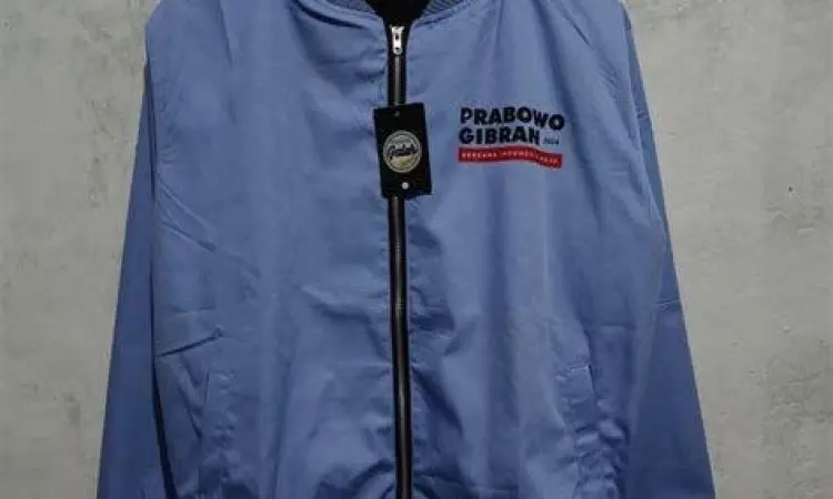 Detail desain jaket bomber biru muda Prabowo Gibran