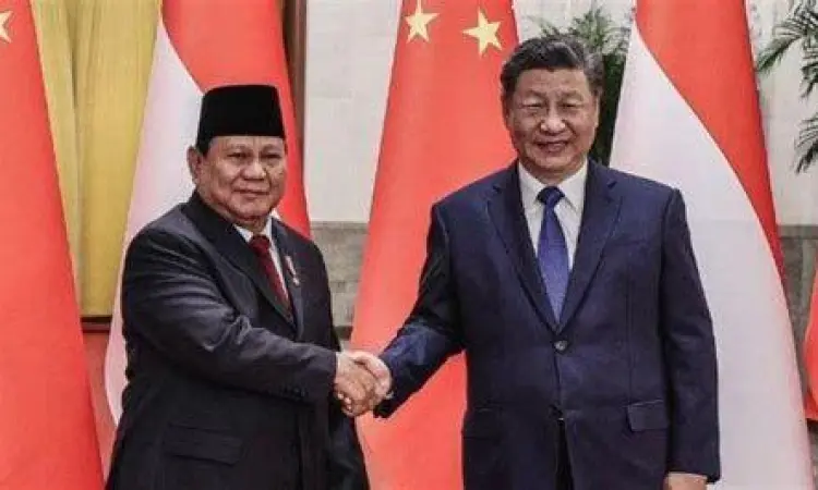 Prabowo Subianto berinteraksi dengan masyarakat kecil