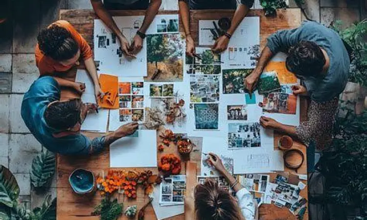 Kolaborasi tim kreatif di ruang kerja modern