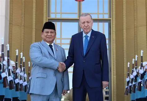 Pertemuan Prabowo Erdogan Prabowo Subianto bersalaman dengan Erdogan di Ankara