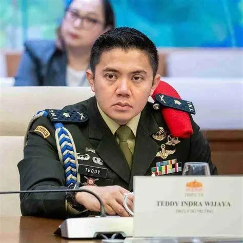 Profil Militer Mayor Teddy Mayor Teddy Indra Wijaya mengenakan seragam dinas militer TNI AD