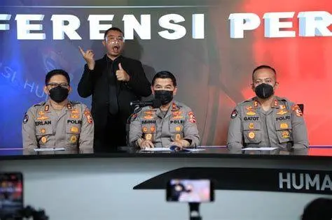 Transparansi Polri Kapolri memberikan keterangan pers yang transparan
