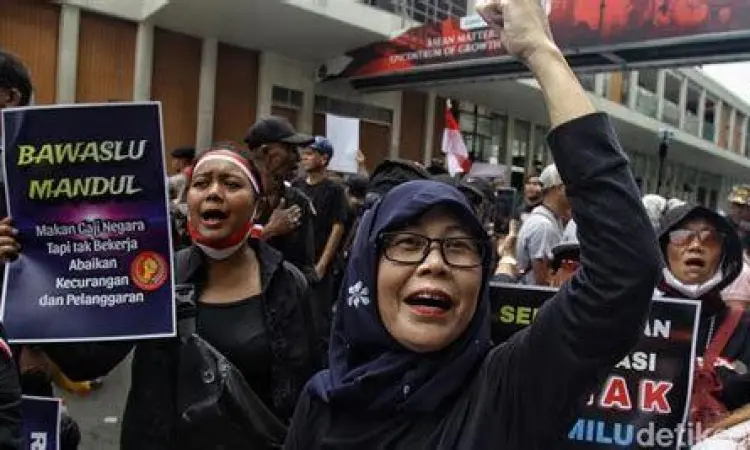 Suasana demonstrasi di depan gedung Bawaslu Jakarta