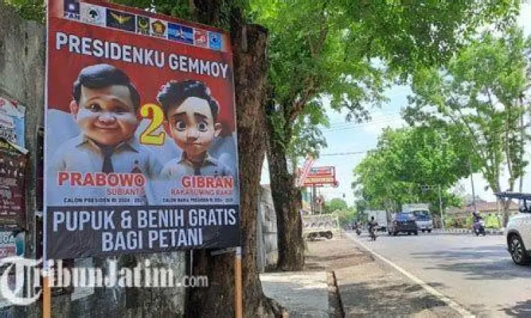 Visual Kampanye Prabowo Subianto baliho gambar prabowo subianto di jalan raya
