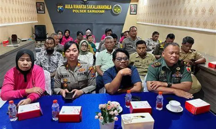 Diana Listyo dalam kegiatan sosial Bhayangkari