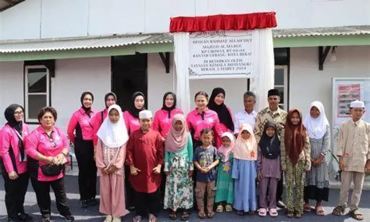 Kunjungan Pendidikan Diana Listyo Diana Listyo meninjau sekolah Yayasan Kemala Bhayangkari