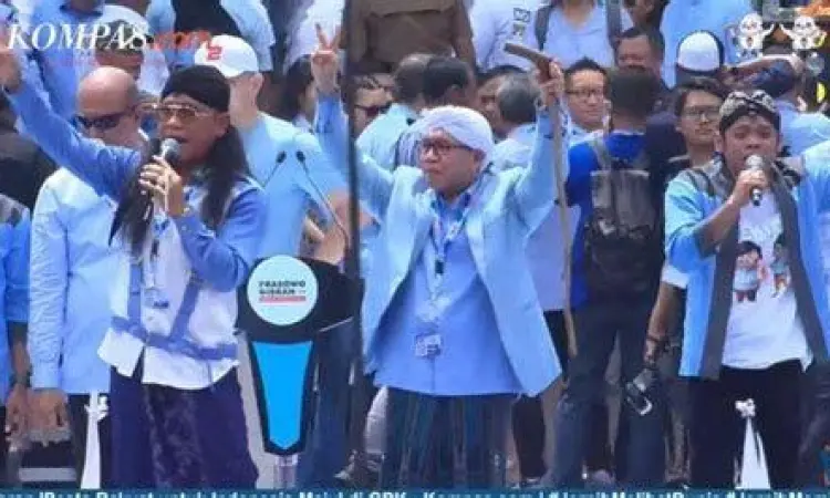 Massa pendukung memenuhi stadion GBK dalam kampanye akbar Prabowo Gibran
