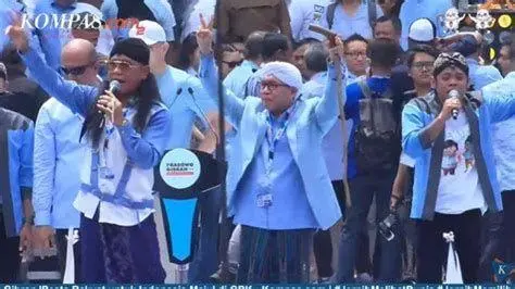 Suasana Massa di GBK Massa pendukung memenuhi stadion GBK dalam kampanye akbar Prabowo Gibran