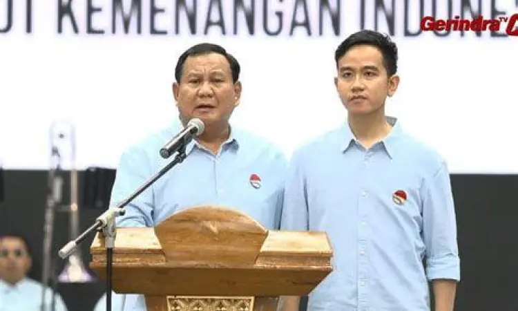Relawan mengenakan atribut biru muda di luar gedung