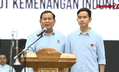 Relawan Biru Muda Relawan mengenakan atribut biru muda di luar gedung