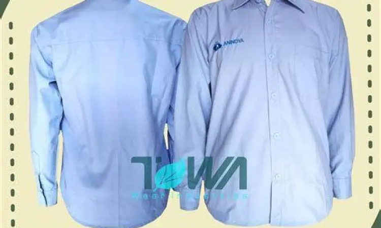 Produksi kemeja biru muda di konveksi lokal
