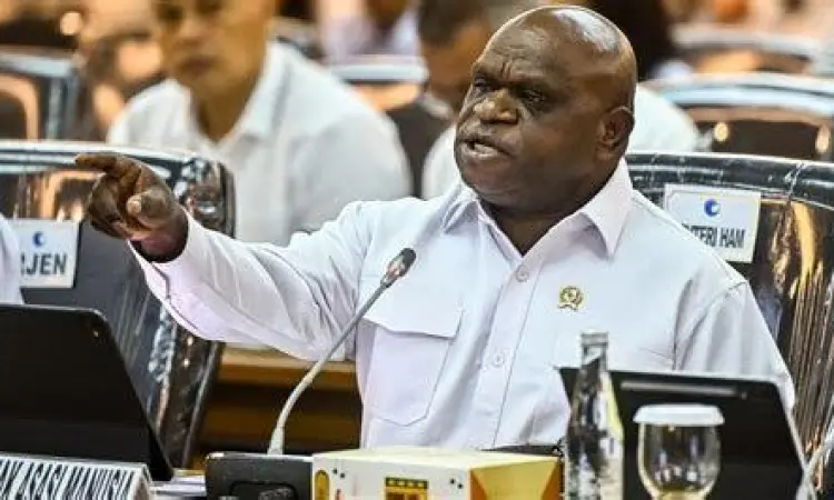 Natalius Pigai berdialog dengan tokoh masyarakat Papua