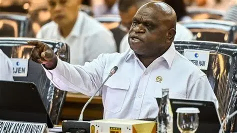 Dialog Kemanusiaan di Papua Natalius Pigai berdialog dengan tokoh masyarakat Papua