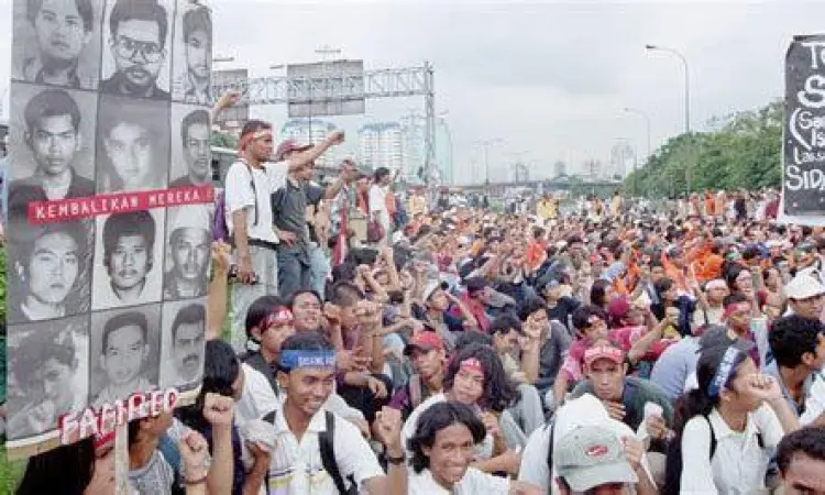 Aksi Reformasi 1998 Demonstrasi mahasiswa 1998 menuntut reformasi dan penegakan HAM