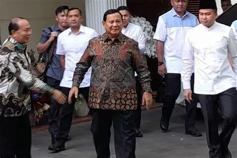 Kepemimpinan Bisnis Prabowo Subianto Prabowo Subianto memimpin rapat bisnis