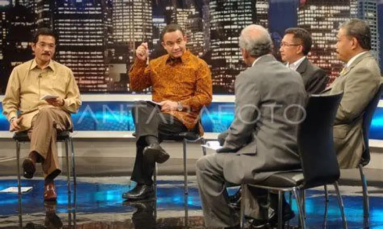 Suasana diskusi politik di studio televisi nasional