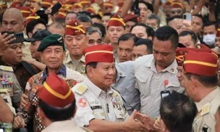 Prabowo Subianto tertawa bersama anak muda dalam sebuah acara