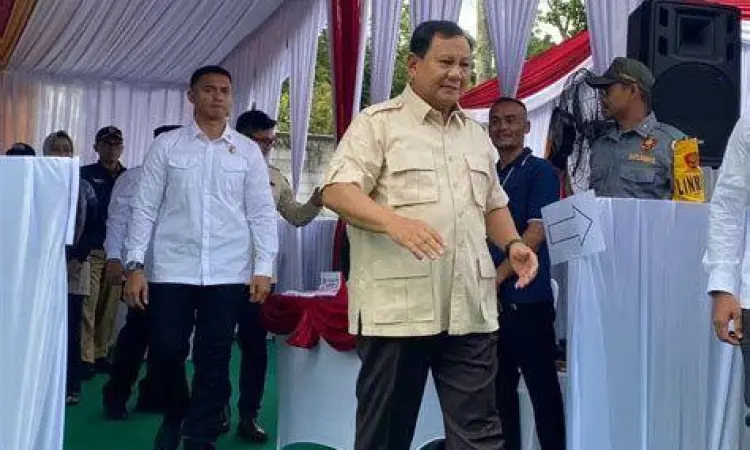 Prabowo di TPS Bojong Koneng Prabowo Subianto berjalan menuju TPS Bojong Koneng