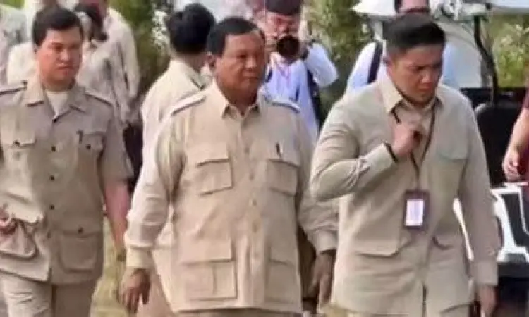 Prabowo Subianto dengan baju safari khasnya