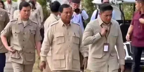 Gaya Berpakaian Prabowo Subianto Prabowo Subianto dengan baju safari khasnya