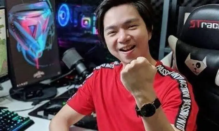 Reggie Prabowo Wongkar di depan setup gaming